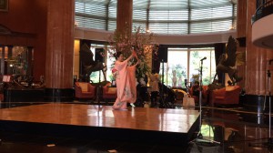 2017-04-05-20.35.13-300x168 都内ホテルロビーにて外国人旅行者のための日本舞踊・着物ショー
